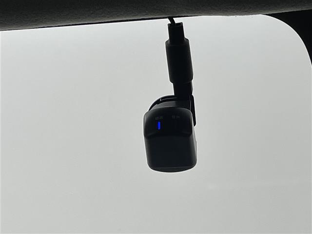 【ドライブレコーダー】映像・音声などの運転中の記録を残します。事故などを起こした起こされた時の証拠になりえますので、もしも時でも安心ですね。