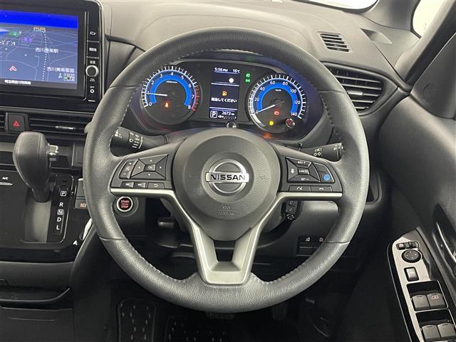 【ステアリング】軽い力で扱いやすいハンドルです。目立つ傷やスレなどなく綺麗な状態です！除菌プランいれていただくとさらに快適に！清潔なお車はお子様にも安心ですね！