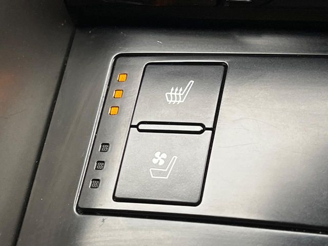 【シートヒーター】寒い日に重宝するシートヒーター！エアコンより早く温まってくれるので寒がりの人も安心ですね♪エアコンの温風は乾燥するから苦手、という方にもをおすすめです。