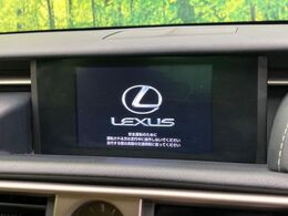 【純正ナビ】人気の純正ナビを装備しております。ナビの使いやすさはもちろん、オーディオ機能も充実！キャンプや旅行はもちろん、通勤や買い物など普段のドライブも楽しくなるはず♪
