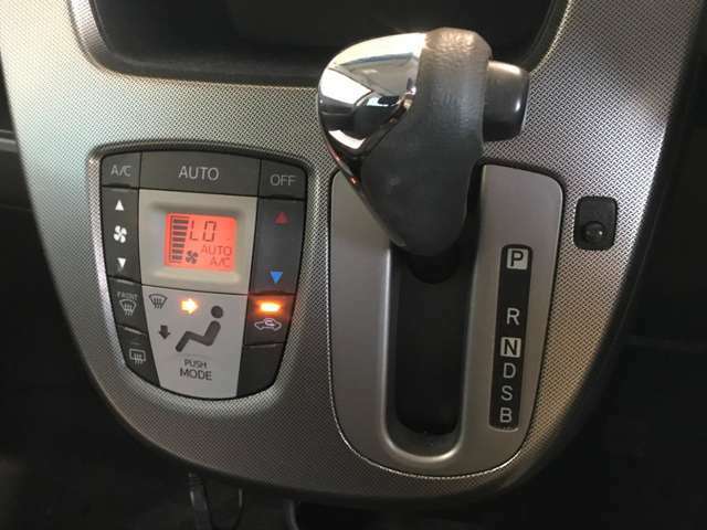 【オートエアコン】　こちらのお車は温度調節がカンタンにできるオートエアコンがついてます！