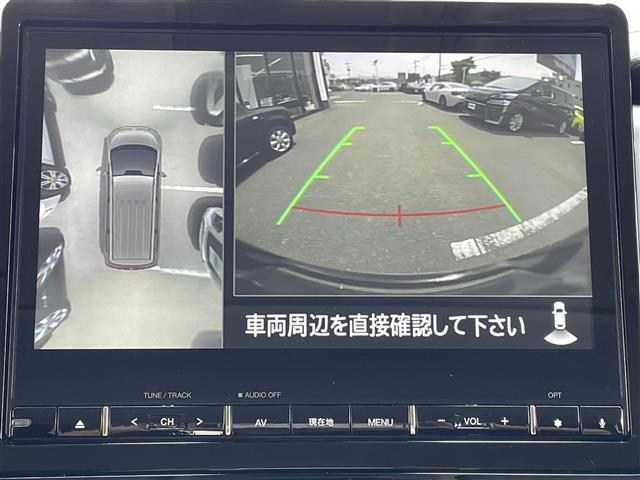 【パノラミックビューモニター】クルマを真上から見下ろした視点で駐車をサポートします。クルマの斜め後ろや真横など、いち早く障害物に気が付くことができます。