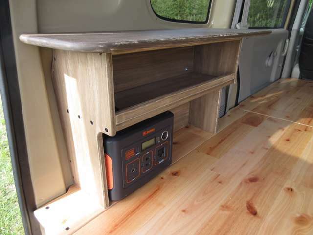 小型ながら多機能な木製のシンプルキャビネットを標準装備！！キャンプのキッチン小物を収納して飾り棚としても！！1段目がフラットでポータブル電源収納も。※イメージ画像。