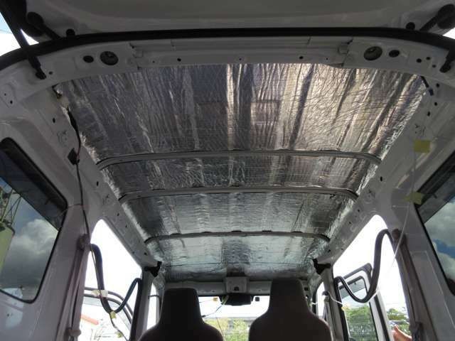 天井の内張を全て外してからの断熱材の貼り付け施工！！断熱だけでなく雨音なども軽減されますので雨の車中泊なども静音です。