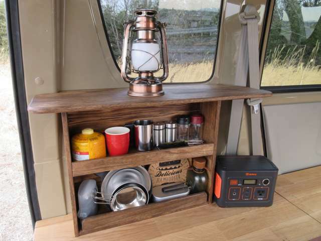 小型ながら多機能な木製のシンプルキャビネットを標準装備！！キャンプのキッチン小物を収納して飾り棚としても！！1段目がフラットでポータブル電源収納も。※イメージ画像。
