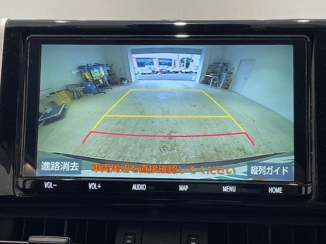 後退時に車両の後ろ側をモニター画面に表示します。車庫入れなどでバックする際に後方確認ができて便利です。車庫入れが苦手な人もこれで安心です♪
