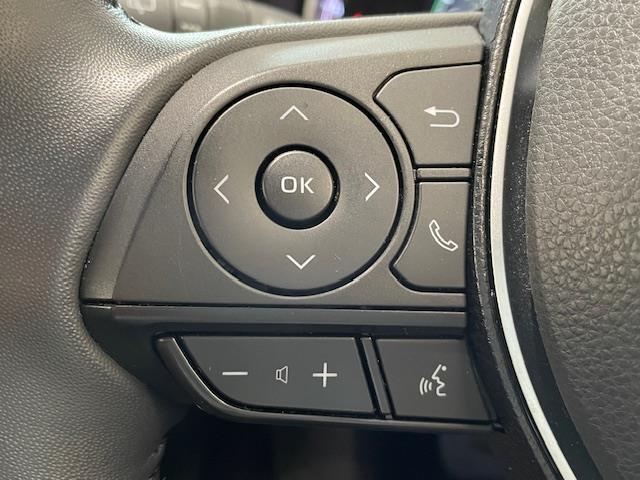 ステアリングスイッチを使うことで、「運転中電話に触れずに電話に出る」「カーオーディオを切り替える」「音量調節をする」といったハンズフリー操作を行うことができる。