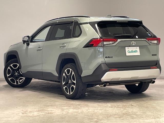 お車を左後ろから見るとこのような感じになります。テールランプやドアバイザー等装備品を確認できます。