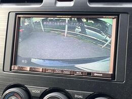 【バックカメラ】駐車時に後方がリアルタイム映像で確認できます。大型商業施設や立体駐車場での駐車時や、夜間のバック時に大活躍！運転スキルに関わらず、今や必須となった装備のひとつです！