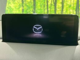 【10.25インチマツダコネクト】車内の雰囲気にマッチした大型ディスプレイ。スマホ接続でのナビ使用やBluetooth再生等、様々な機能が楽しめます。直感的なダイヤル操作が可能で、使い勝手も良好です。