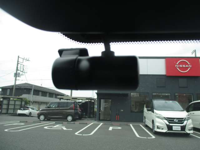 日産純正のドライブレコーダーがあれば、高速での走行時や夜間、もしもの事故の瞬間などどんな状況下にあってもしっかりと録画し、鮮明な画像で細部まで確認できます。