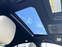 【サンルーフ】開放感たっぷりの希少装備、サンルーフが装着されています！車内に明かりを取り入れたり景色を楽しむ以外にも、車内の空気も簡単に換気できて快適です！