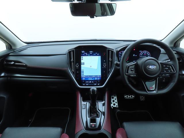 ■視界良好で運転しやすいコックピットです。シンプルで操作性の良いインパネ回りにデザインされ、SUBARUは安全性能に徹底的にまでこだわった視界設計を行っています。