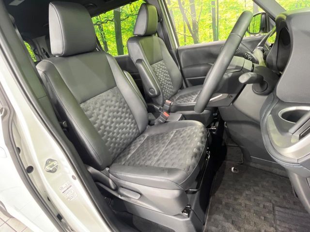 運転席シート廻りは使用感も少なく、良好な状態となっています。丁寧に使われていたことがよくわかりますね。