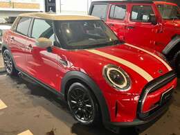 私たちは、お客様のこだわりに合った“世界にひとつ”だけの特別な車をご提案します。ジースクエア=車のあるライフスタイルを演出するセレクトショップです。