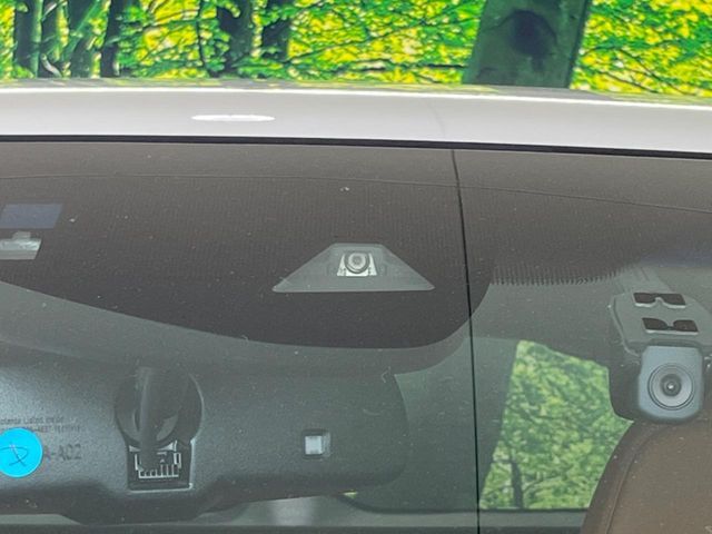 【ホンダセンシング】走行中に前方の車両等を認識し、衝突しそうな時は警報とブレーキで衝突回避と被害軽減をアシスト。より安全にドライブをお楽しみいただけます。