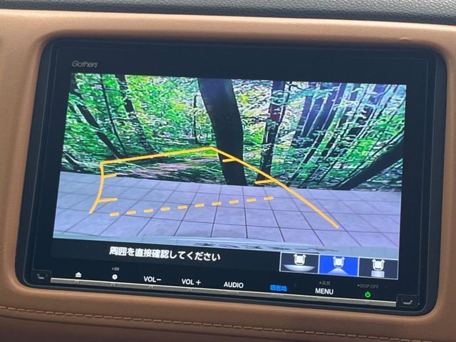 【バックカメラ】駐車時に後方がリアルタイム映像で確認できます。大型商業施設や立体駐車場での駐車時や、夜間のバック時に大活躍！運転スキルに関わらず、今や必須となった装備のひとつです！