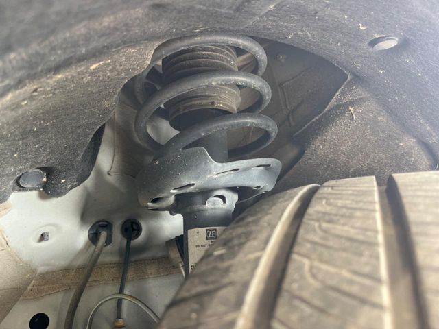 お車を安心してお乗りいただく為には、足回りの定期点検が欠かせません。サービスサポート（有償保証）では無料点検もご提供しており、安心のカーライフをお過ごしいただけるサポート体制が整っています。