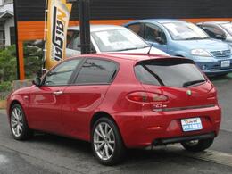 奥様のくつろぎ空間も充実！おいしいコーヒーでも！旦那様にはアフターパーツコーナーに！ついつい時間が経つのを忘れてしまう。車選びも大切だけど、お店選びにも拘ってみてください！