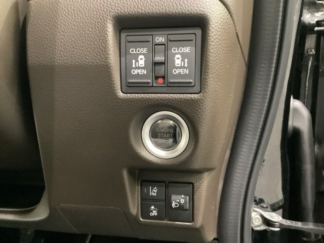 両側電動スライドドアは運転席から操作ができるよう、操作スイッチが付いています。その下にはヘッドライトレベライザーのスイッチなどがついています。道路状況や積荷の加重に応じてライトの高さを調節できます。