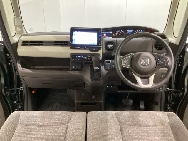 車内は光触媒抗菌消臭施工済です。スタイリッシュなデザインで暖かみのあるインパネ周りを演出します。グローブボックスやカップホルダーのほかにトレーなどたくさんの収納スペースが装備されています。