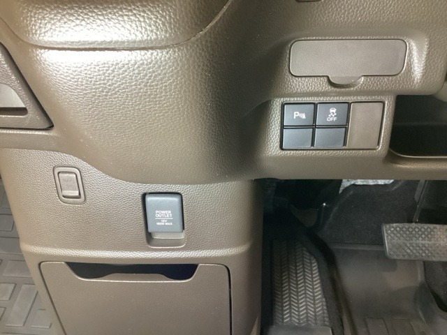 ハンドルの左下にHondaセンシング用のVSA（ABS＋TCS＋横滑り抑制）解除スイッチやアクセサリーソケットがついています。