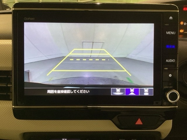 バックでの車庫入れも安心です！　リアカメラが付いているバックモニター付のナビを装備しております。操作線もついており距離感も画面から確認できます。