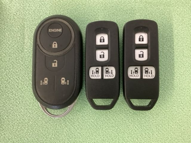 スマートキー付きですからドアロックの開閉およびエンジンスタートが楽々です。電動スライドドアの開け閉めもボタンで操作できます。加えて、純正リモコンエンジンスターター用の操作キーもついています。