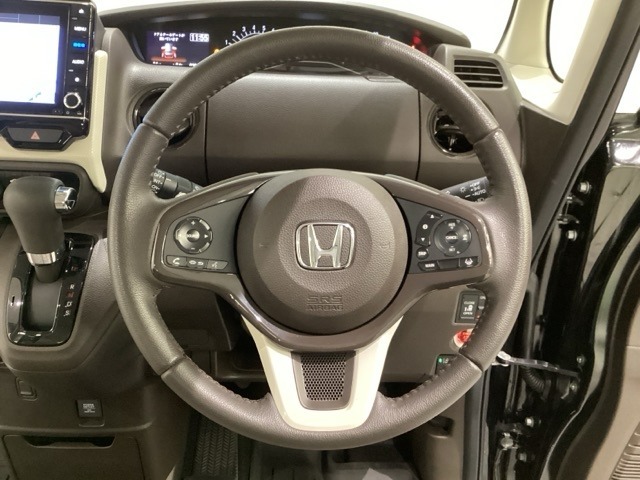 ハンドルにHondaセンシング系のクルーズコントロールやレーンキープアシストなどのスイッチと、オーディオの操作スイッチが装備されています。ハンドルから手を離さず安全に操作できます。