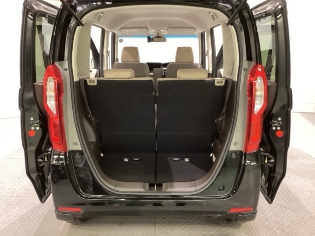 開口部も広く荷物の積み下ろしもしやすいお車となっております。シートの背もたれは5：5の割合で背もたれを可倒でき、前後のシートスライドもできるので荷室をひろげることができます。