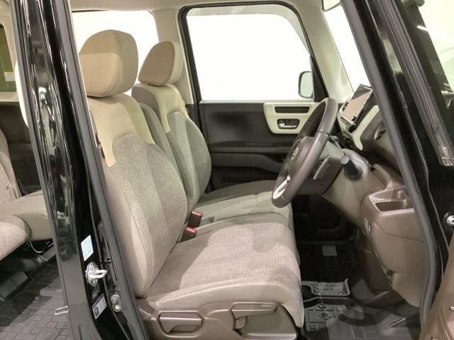 女性でも運転がしやすいように、シートの高さ調整機能（シートリフター）がついています。運転席と助手席の間が空いている為、助手席側への移動がスムーズです。交通量の多い道でも助手席側から乗り降りができます。