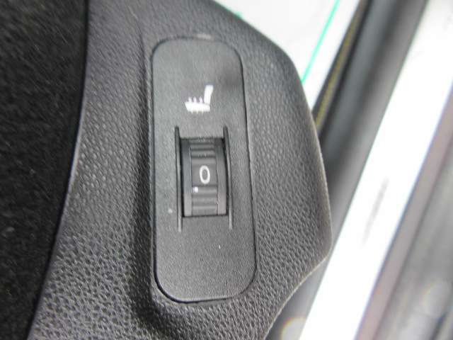 運転席、助手席共にシートヒーター搭載しております♪　寒い季節には嬉しい装備ですね♪