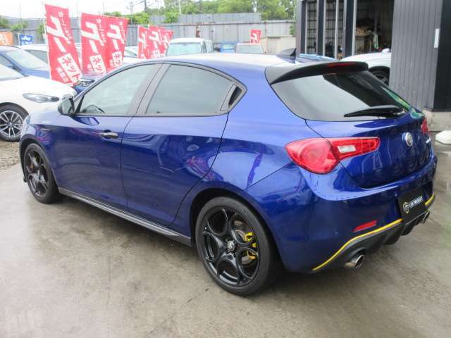 20台限定カラーのアノダイズドブルーメタリックになります♪　Dブルーとワンポイントのイエローがお洒落ですね♪