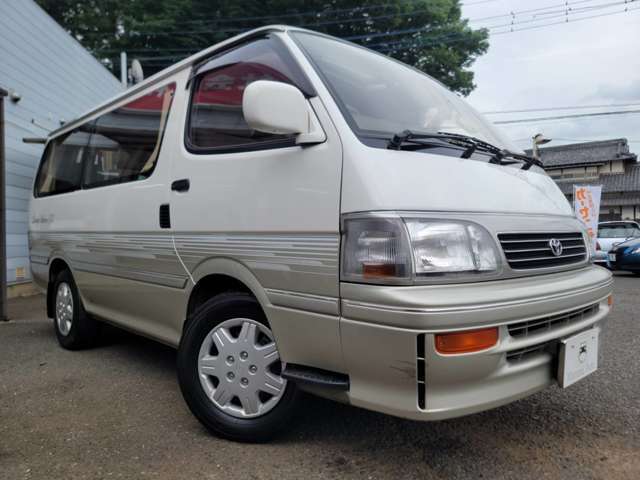「リビングサルーンEX」は、「スーパーカスタム」をベースとした特別仕様車。8名定員、4速ATのみの設定。