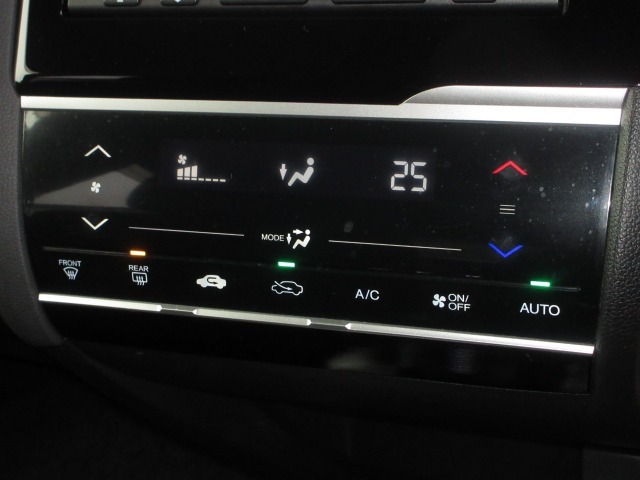 操作部に静電式タッチパネルを採用したフルオート・エアコンディショナー。Honda インターナビ同様、スマートフォン感覚の直感操作を実現しています。