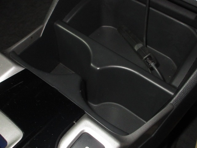 運転席と助手席の間にはドリンクホルダーがあります。取りやすい位置にありますからドライブも楽しくなりますね！