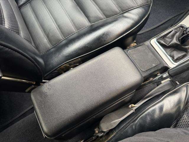 【YMC内装リペア】車のシートがほつれてきた、ハンドルが擦れてきたなどの内装に関するお悩みを解消します。例えば、ハンドルなら革の巻き替えや、ハンドルそのものの塗装のし直しなどを行なっております。