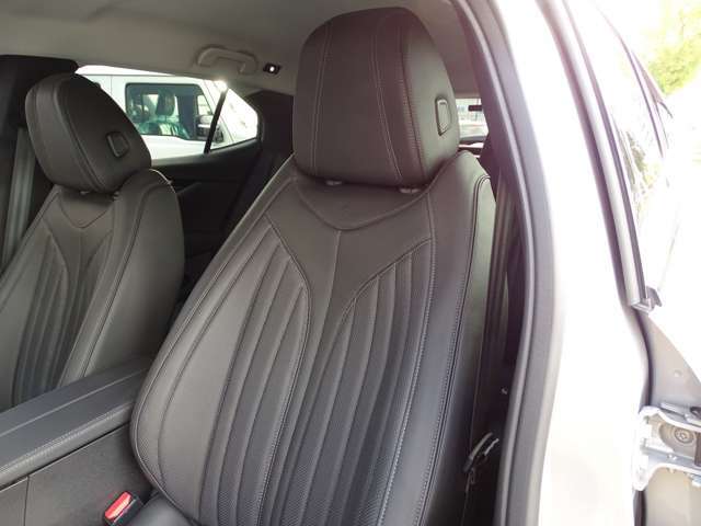 ☆運転席と助手席にシートふち側に若干のシワがありますが、致し方無いレベルです。☆