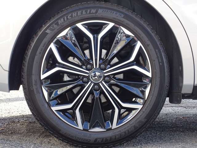 ☆タイヤはミシュラン製の205/55R19タイヤを履いております。オールシーズンタイヤのクロスクライメートを履いておりますので、一年中安心です！☆