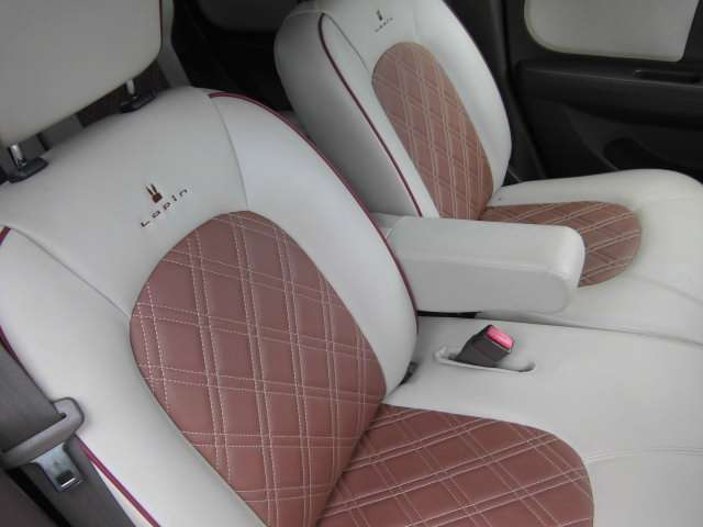 ゆったりとした運転席廻り♪ベンチシートとインパネシフトで足元も広々