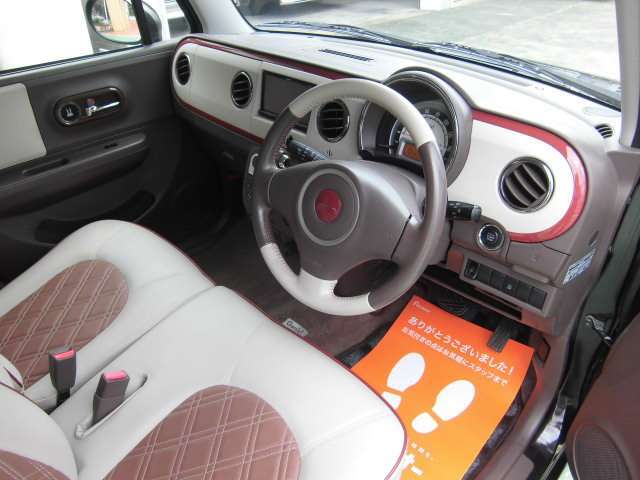 ゆったりとした運転席廻り♪ベンチシートとインパネシフトで足元も広々