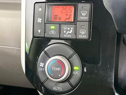 【オートエアコン】一度お好みの温度に設定すれば、車内の温度を検知し風量や温度を自動で調整。暑い…寒い…と何度もスイッチ操作をする必要はありません。快適な車内空間には必須の機能ですね♪
