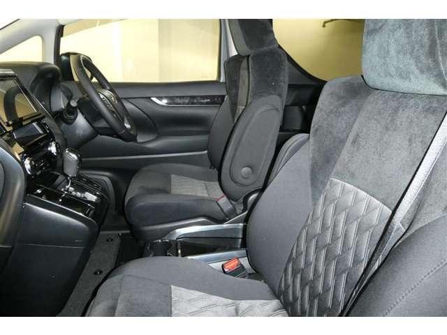 すっきりとしたデザインの内装は、さすがトヨタ車の上品さを感じます。