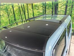 【ガラスルーフ】ガラスルーフ搭載で車内の解放感が一気にアップ！開放的なドライブをお楽しみいただけます。