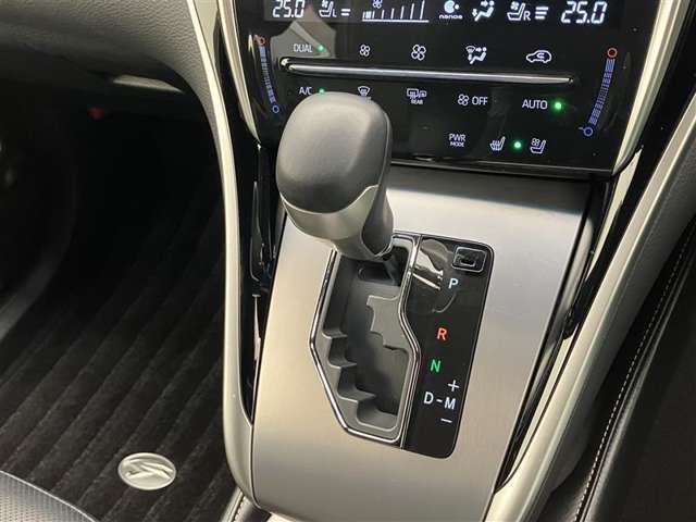 こちらのシフトは、車両にマッチしたデザインになっています！握りやすく、操作し易い配置になっていますので、いつも触れるシフトだからこそ、大切ですね！
