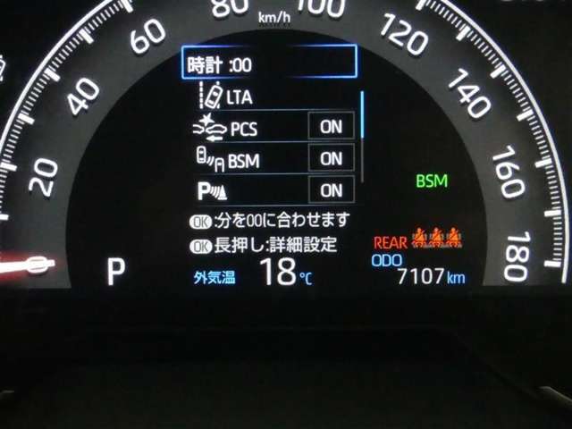 統一感のある洗練されたデザインのインパネ。操作パネルもドライバーを中心とした配置です。