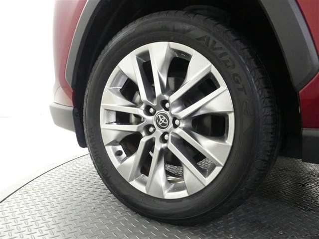 かっこいいホイールですね。　車のイメージを大きく左右するホイール部分はコダワリを持ちたいですね。