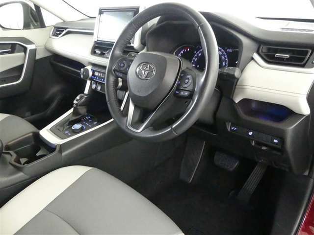 見通しのよいすっきりとした視界で、誰でも運転しやすいです。運転のしやすさは疲れにくさにも繋がりますよ♪