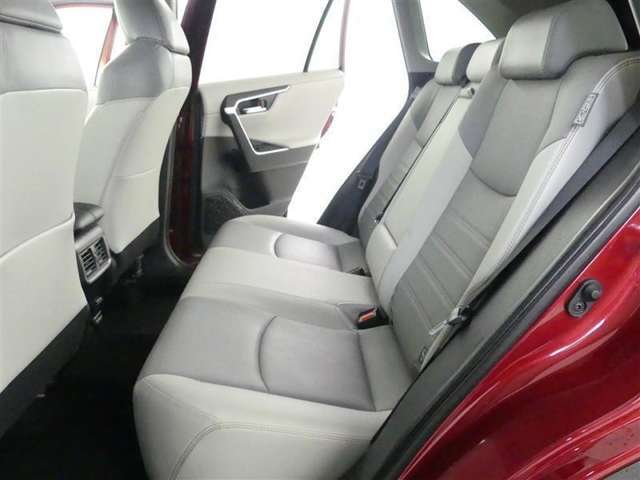 ゆとりある広々とした車内空間は、ドライブを始め買い物やレジャーなど、幅広く活躍します。一人でもみんなとでもお出かけを楽しみましょう！