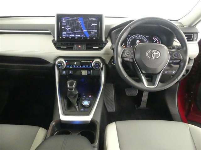 高いホールド性で運転姿勢が安定します。長距離ドライブでも疲れにくいのが魅力です。快適なドライビングライフをお送りください♪